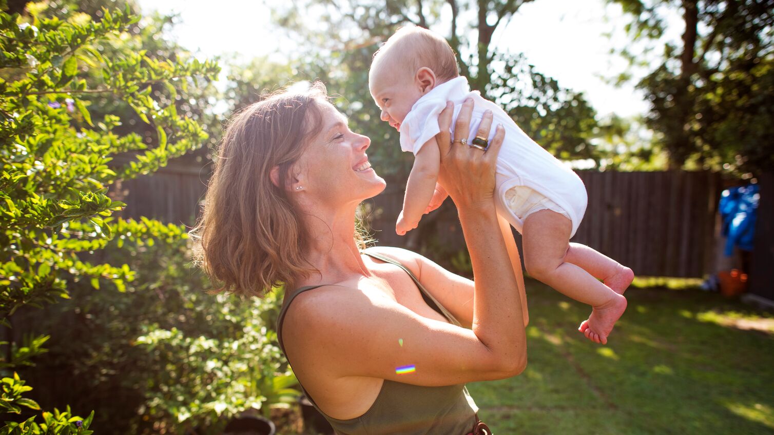 Optimizely_SU_mum-and-baby-in-backyard