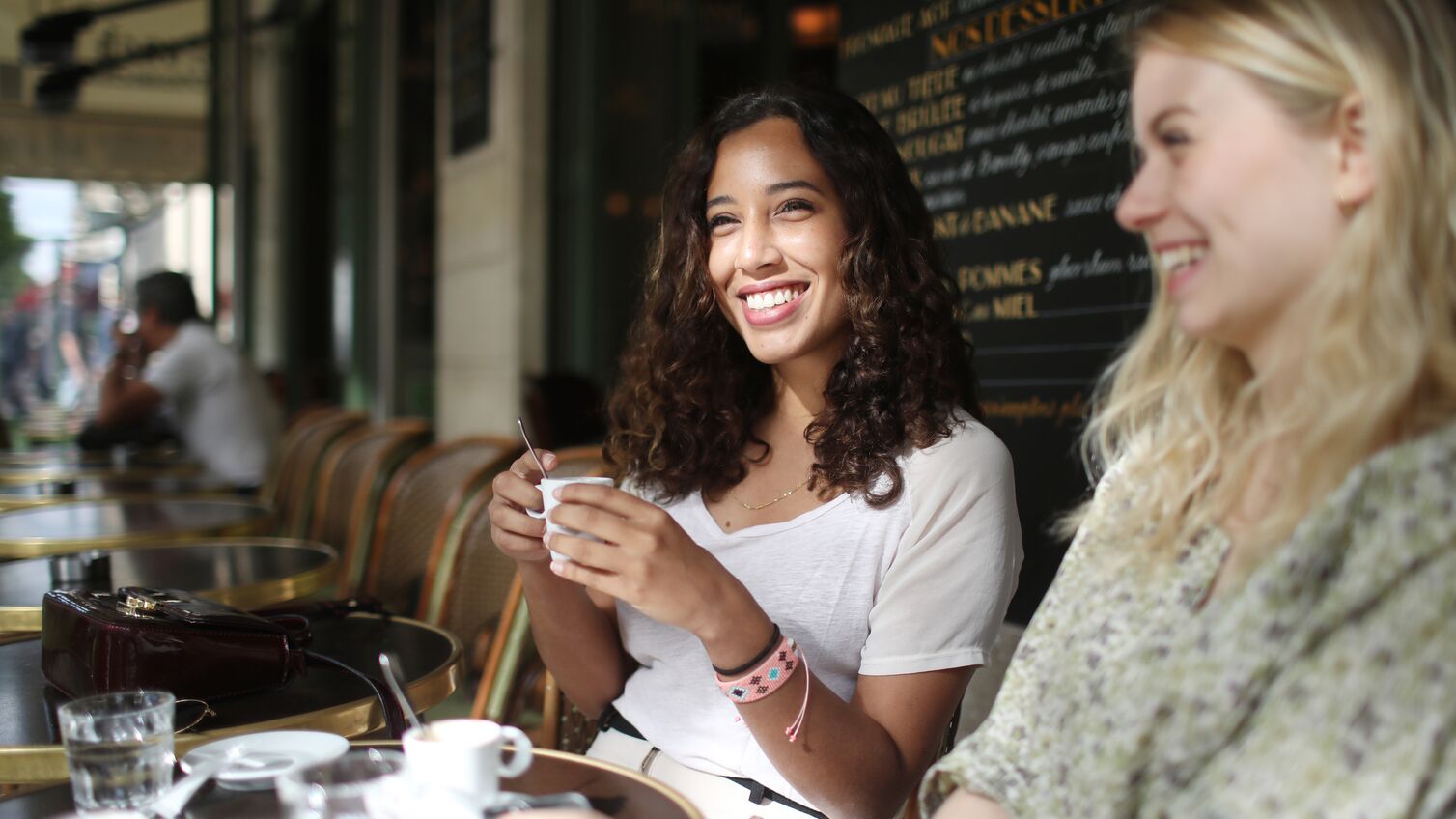 Optimizely_SU_friends-having-coffee