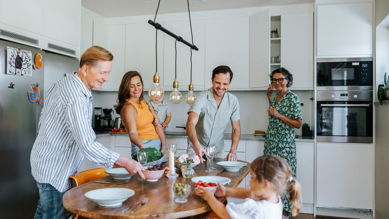 Optimizely_SU_multigenerational-family-in-kitchen