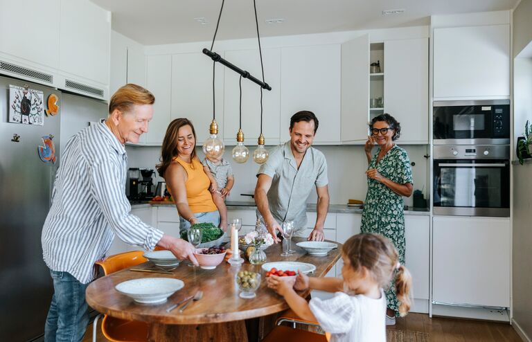 Optimizely_SU_multigenerational-family-in-kitchen