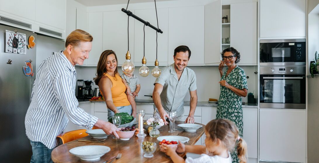 Optimizely_SU_multigenerational-family-in-kitchen