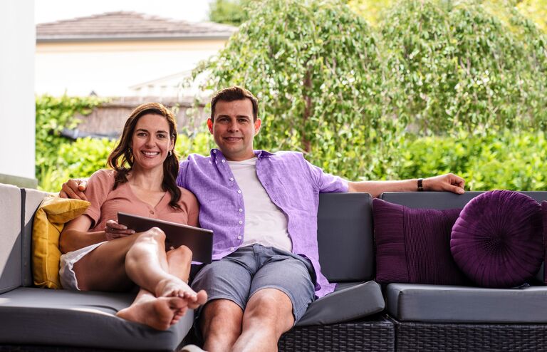 Optimizely_BI_couple-on-couch-at-home