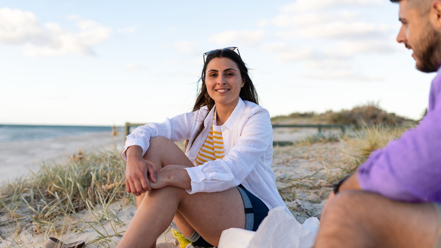 Optimizely_BI_young-couple-at-beach-3