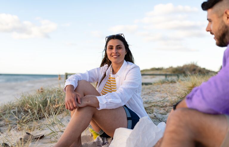 Optimizely_BI_young-couple-at-beach-3