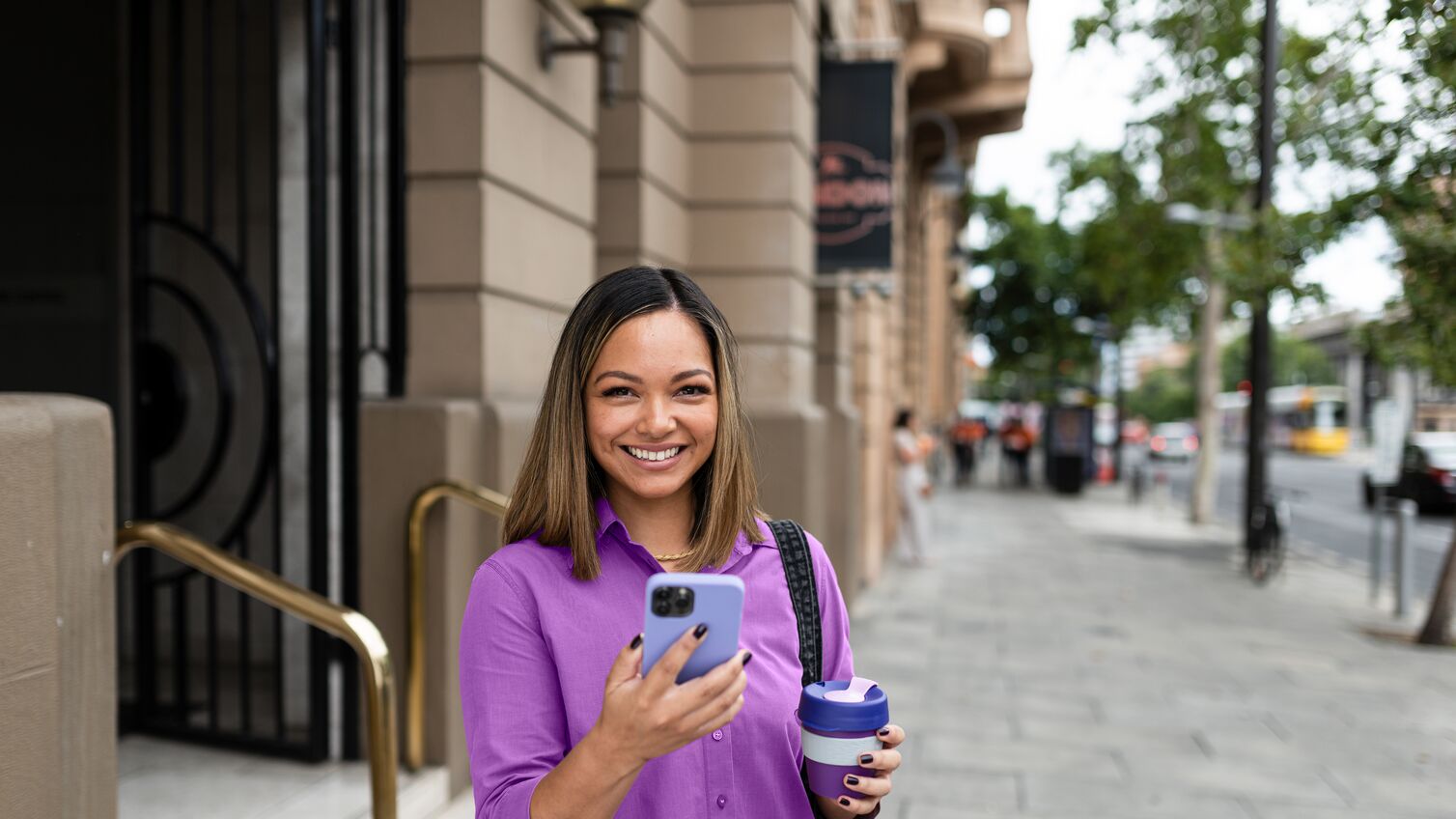 Optimizely_BI_girl-with-phone