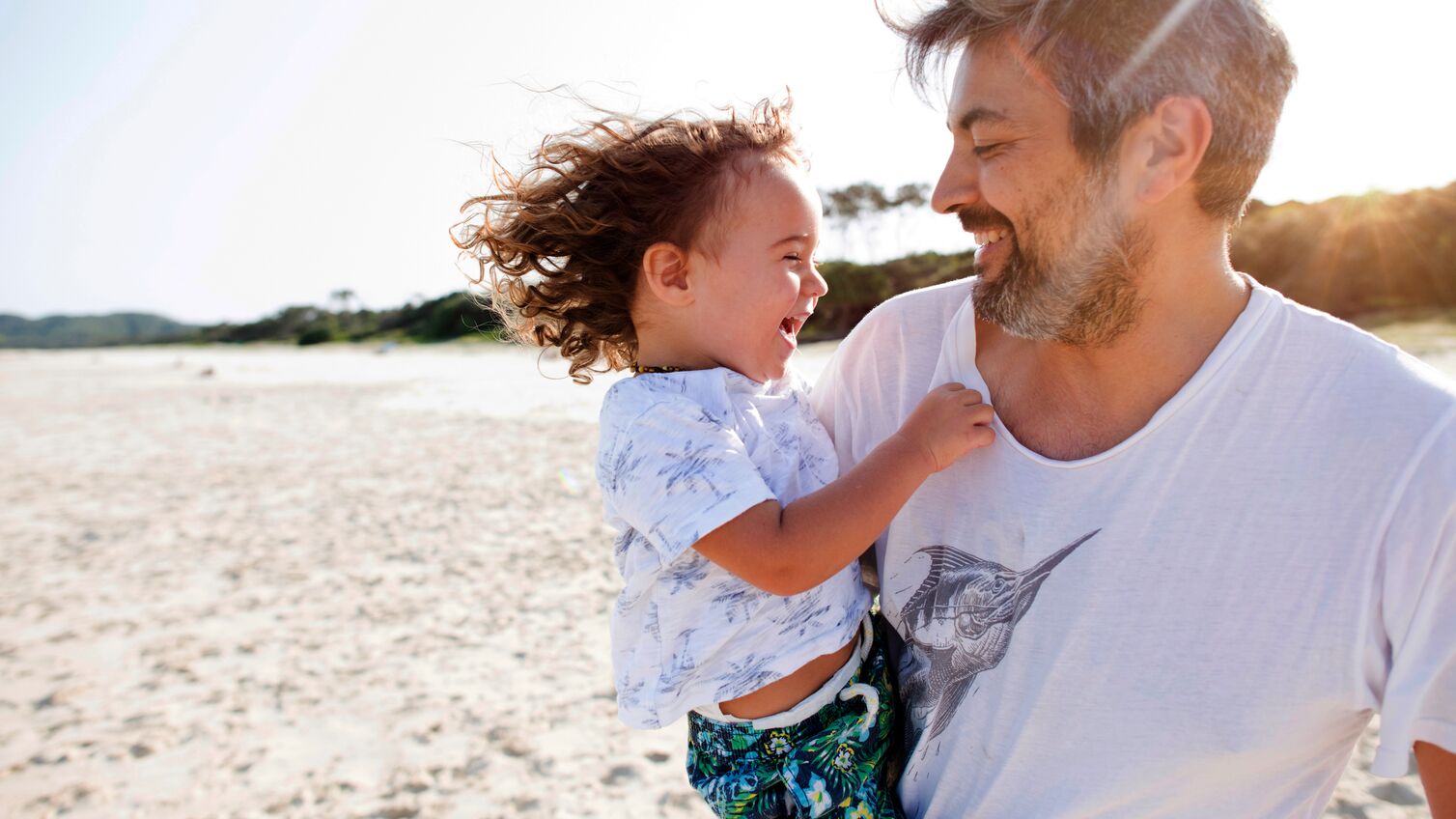 Optimizely_SU_dad-at-beach-with-son