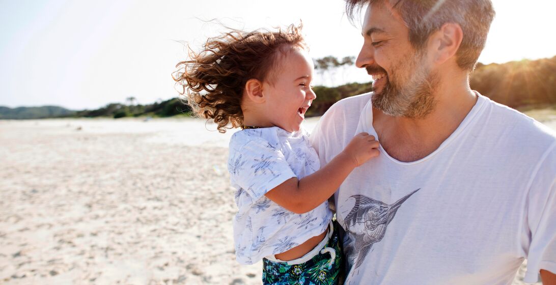 Optimizely_SU_dad-at-beach-with-son