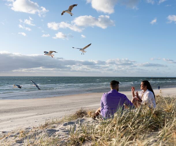 Optimizely_BI_young-couple-at-beach-2