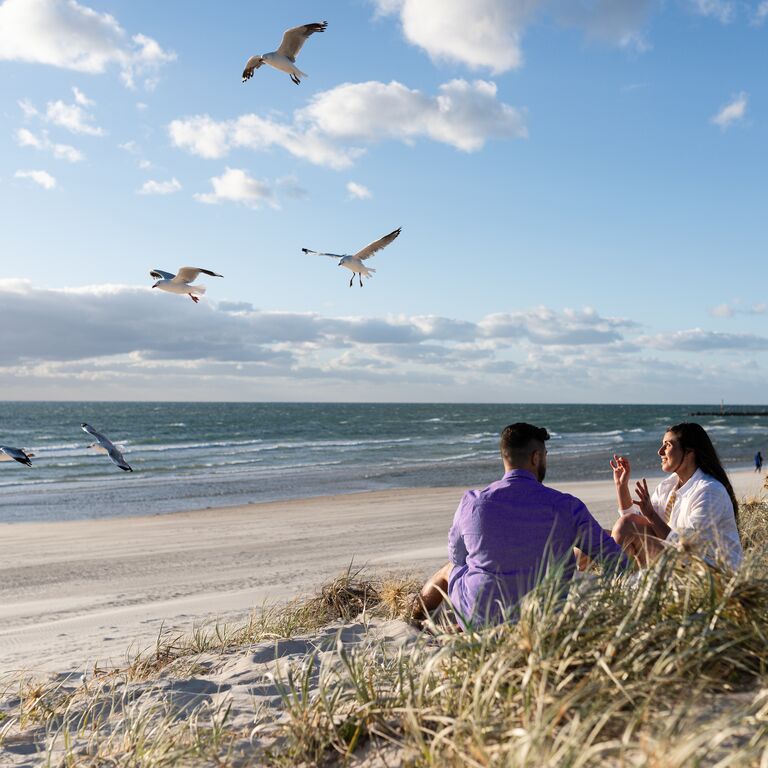 Optimizely_BI_young-couple-at-beach-2