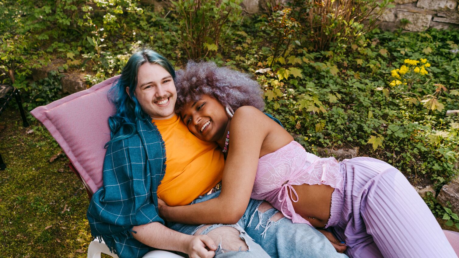 Optimizely_SU_young-couple-backyard