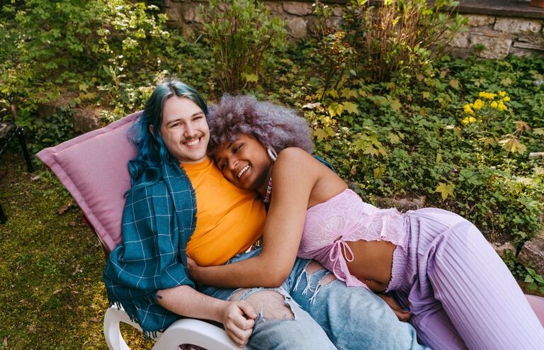 Optimizely_SU_young-couple-backyard