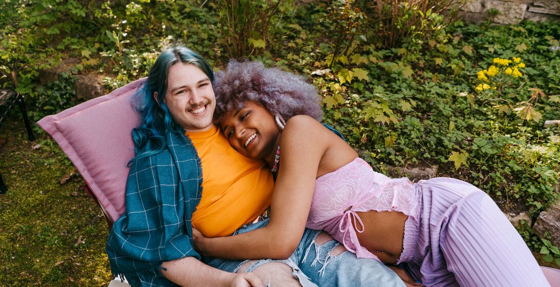 Optimizely_SU_young-couple-backyard