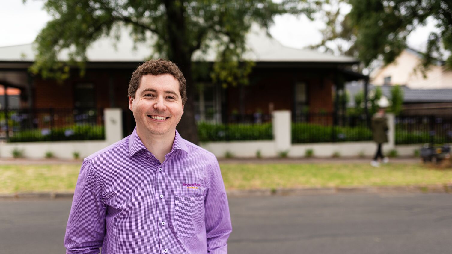 Optimizely_BI_mobile-banker-3