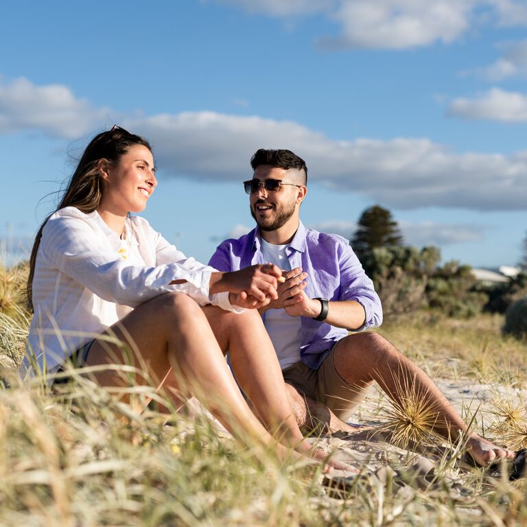 Optimizely_BI_young-couple-at-beach