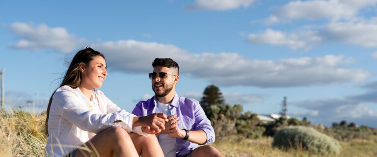 Optimizely_BI_young-couple-at-beach