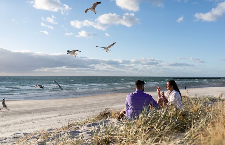 Optimizely_BI_young-couple-at-beach-2
