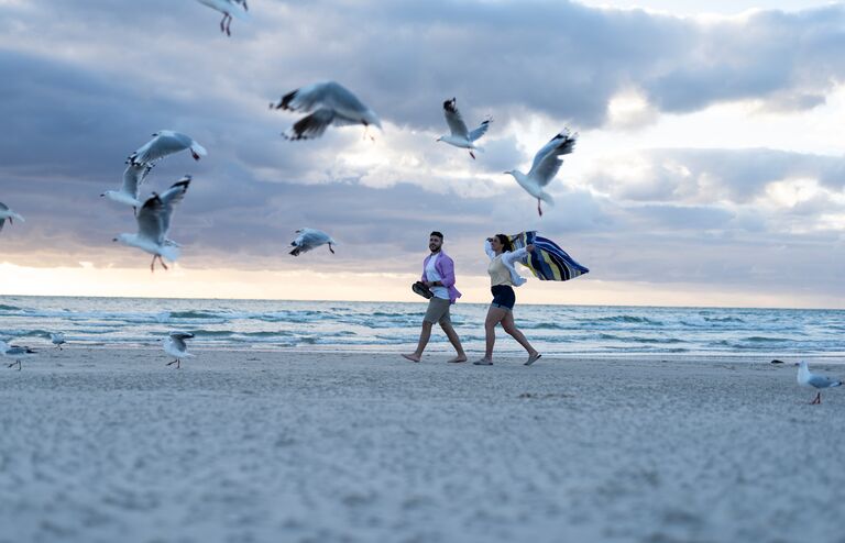 Optimizely_BI_young-couple-at-beach-walking