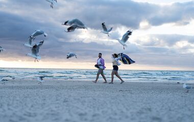 Optimizely_BI_young-couple-at-beach-walking