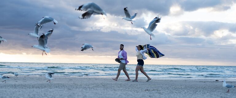 Optimizely_BI_young-couple-at-beach-walking