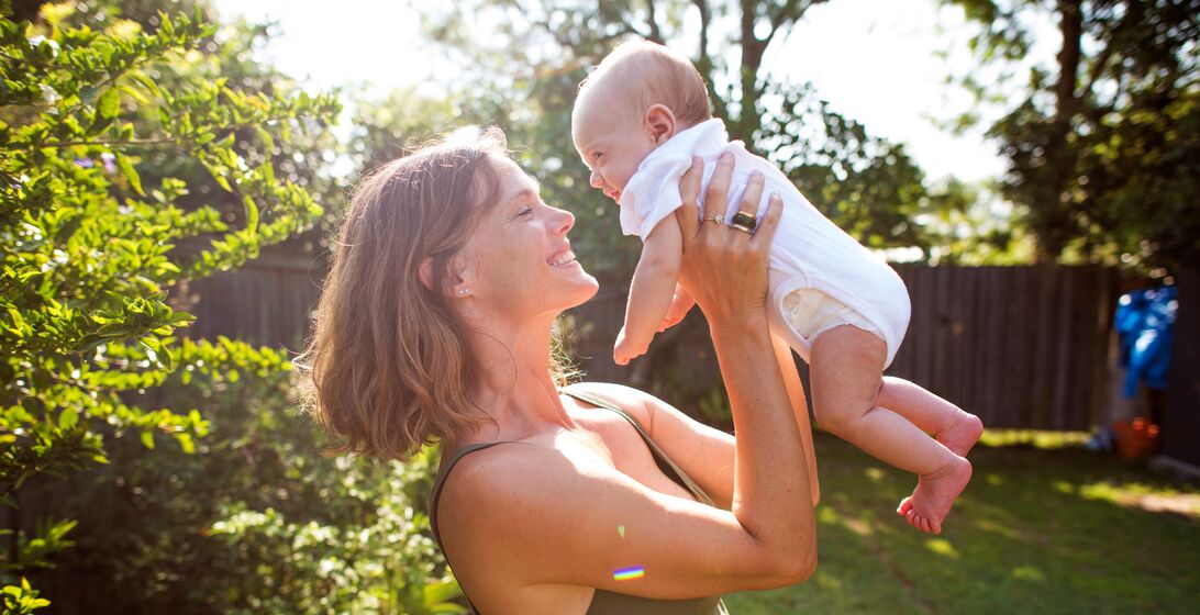 Optimizely_SU_mum-and-baby-in-backyard