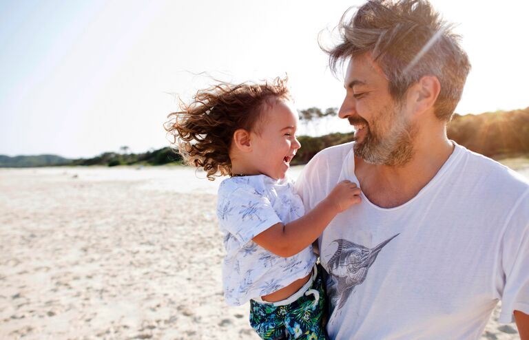 Optimizely_SU_dad-at-beach-with-son