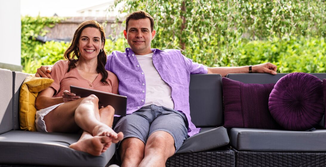 Optimizely_BI_couple-on-couch-at-home-V2